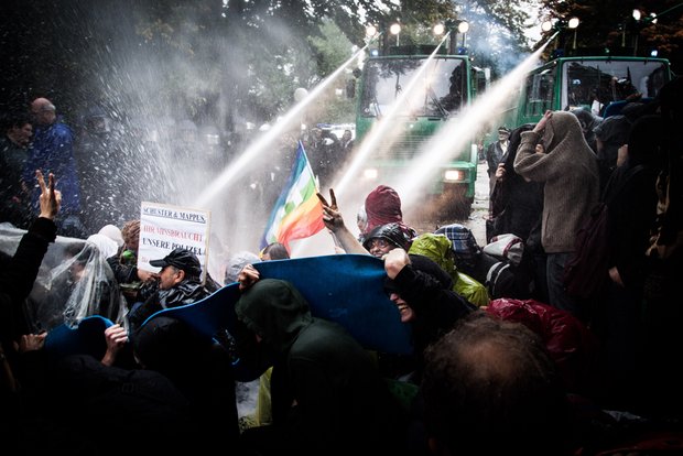 "Robuster Wasserwerfereinsatz" im Stuttgarter Schlossgarten. Foto: Chris Grodotzki