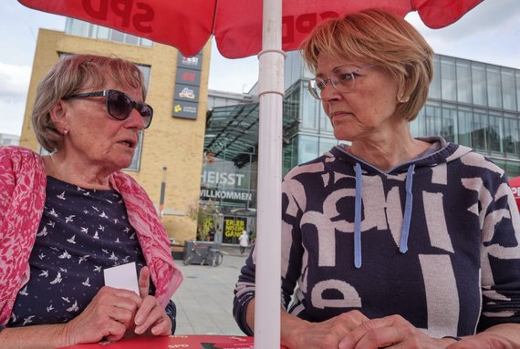 Beschimpft: Christa Müller und "Miss Bücherei" Ulrike Gräter (v.l., SPD).