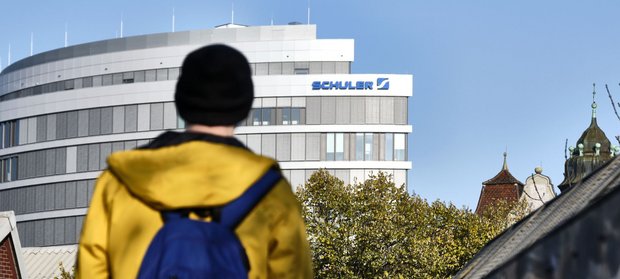 Schuler-Pressen in Göppingen – die neue Zentrale überragt alle anderen Gebäude.