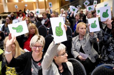 "100 Jahre Frauenwahlrecht!" ...