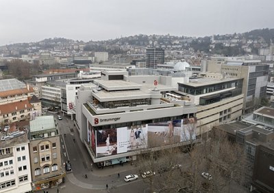 Stuttgarts Traditions-Shopping-Tempel "Breuninger" von oben.