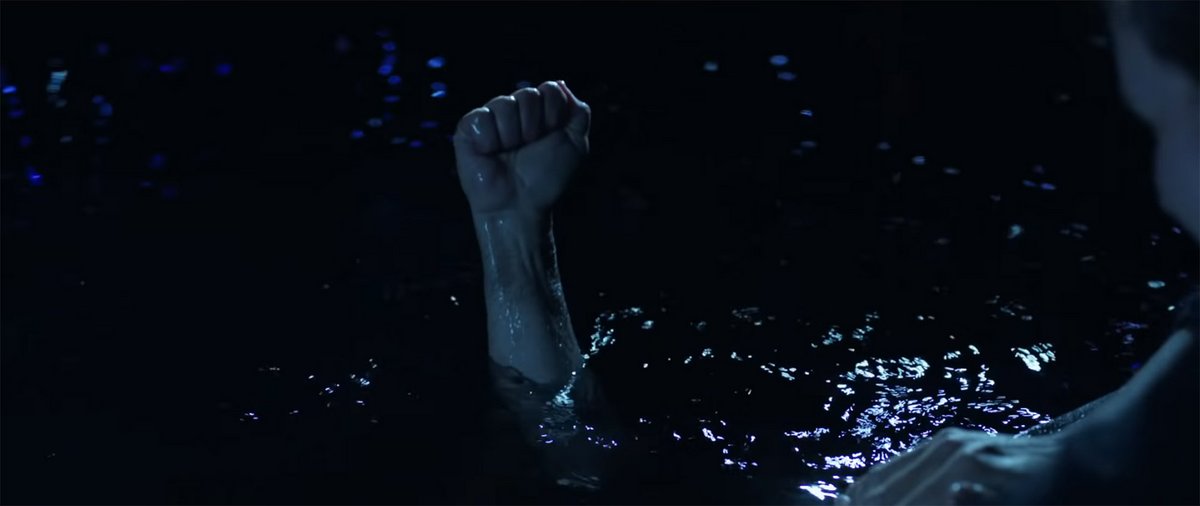 Es geht um Žižeks Gedanken zu Blumen, Frauen und Fäusten im Film, zum Beispiel. Filmstills: Youtube