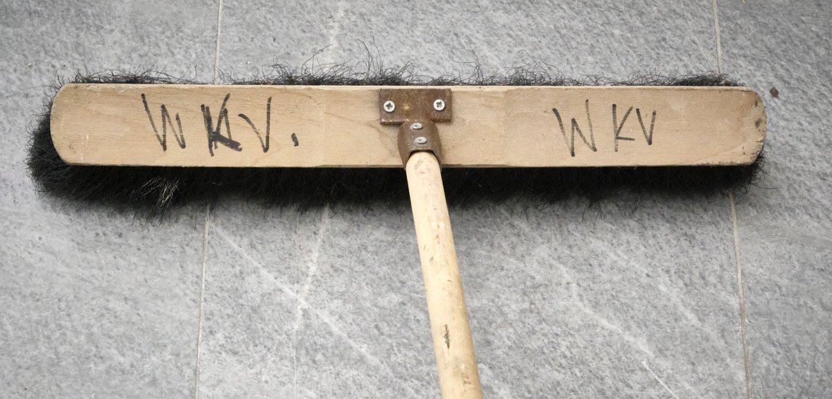 Hegel räumt auf in der Kunst – nicht mit dem Besen des Württembergischen Kunstvereins, aber gedanklich. Fotos: Joachim E. Röttgers Hegel räumt auf in der Kunst – nicht mit dem Besen des Württembergischen Kunstvereins, aber gedanklich. Fotos: Joachim E. Röttgers