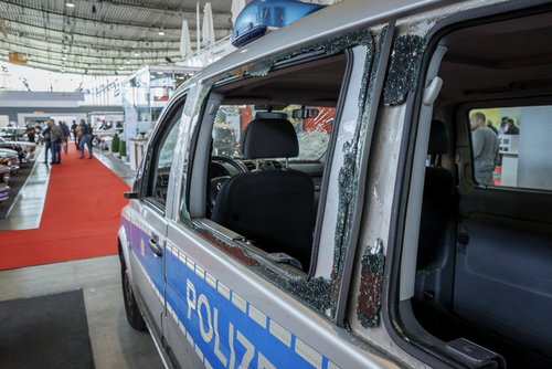 Diese zerdepperten Scheiben nahmen im Juni 2020 schon zwei Innenminister in Augenschein. Foto: Julian Rettig Diese zerdepperten Scheiben nahmen im Juni 2020 schon zwei Innenminister in Augenschein. Foto: Julian Rettig