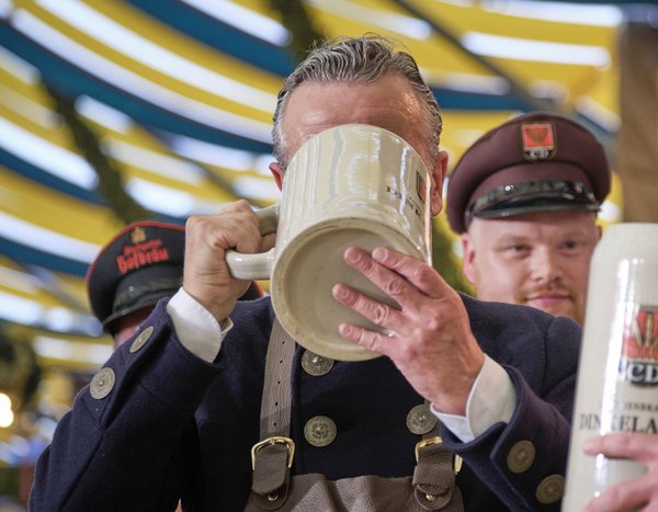 Auch Stuttgarts OB Frank Nopper (CDU) kann Bierzelt. Foto: Joachim E. Röttgers