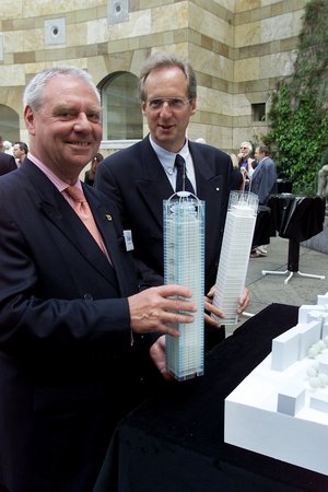 Links Hans Ulrich Gruber, damals Vorstand der TD Trump Deutschland AG, und rechts Wolfgang Schuster, Stuttgarts Ex-OB (CDU). Foto: Achim Zweygarth