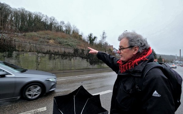 Zeigt, wo das Nordportal des Tunnels hin soll: Projektgegner Paul Michel.