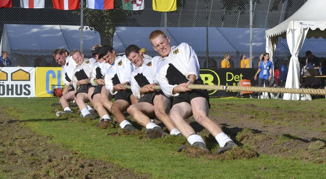 Tauziehen – aus Rasen mach Acker. Foto: DRTV-Sportdirektor, CC BY-SA 4.0 Tauziehen – aus Rasen mach Acker. Foto: DRTV-Sportdirektor, CC BY-SA 4.0