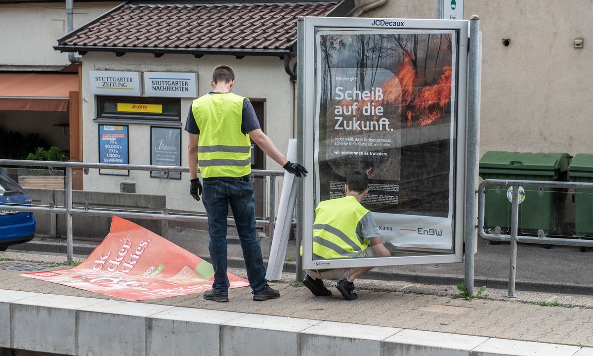 Adbusting in Stuttgart: Eine organisierte Szene gibt es noch nicht, aber gefakte Plakate sollen Gegenöffentlichkeit schaffen. Fotos: Jens Volle Adbusting in Stuttgart: Eine organisierte Szene gibt es noch nicht, aber gefakte Plakate sollen Gegenöffentlichkeit schaffen. Fotos: Jens Volle