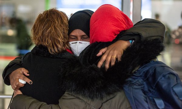 Zahra kommen die Tränen.