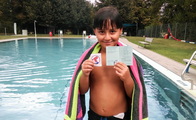 Stolz präsentiert Mohamed sein Schwimmabzeichen. Foto: Ebbe Kögel