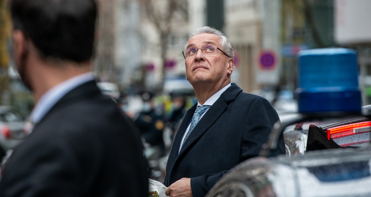 Schrapp, schrapp: Über Bayerns Innenminister Joachim Herrmann kreist der Polizeihubschrauber. 