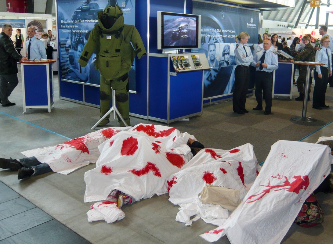 OTKM-Aktivisten stören die Bundeswehr beim "Werben fürs Sterben" auf einer Ausbildungsmesse. Fotos: OTKM