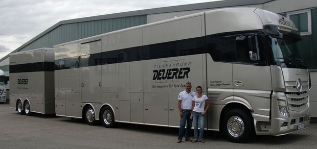 Tina und Hans-Jürgen Deuerer vor der rollenden Luxuspferdebox. Screenshot: ketterer-trucks.de