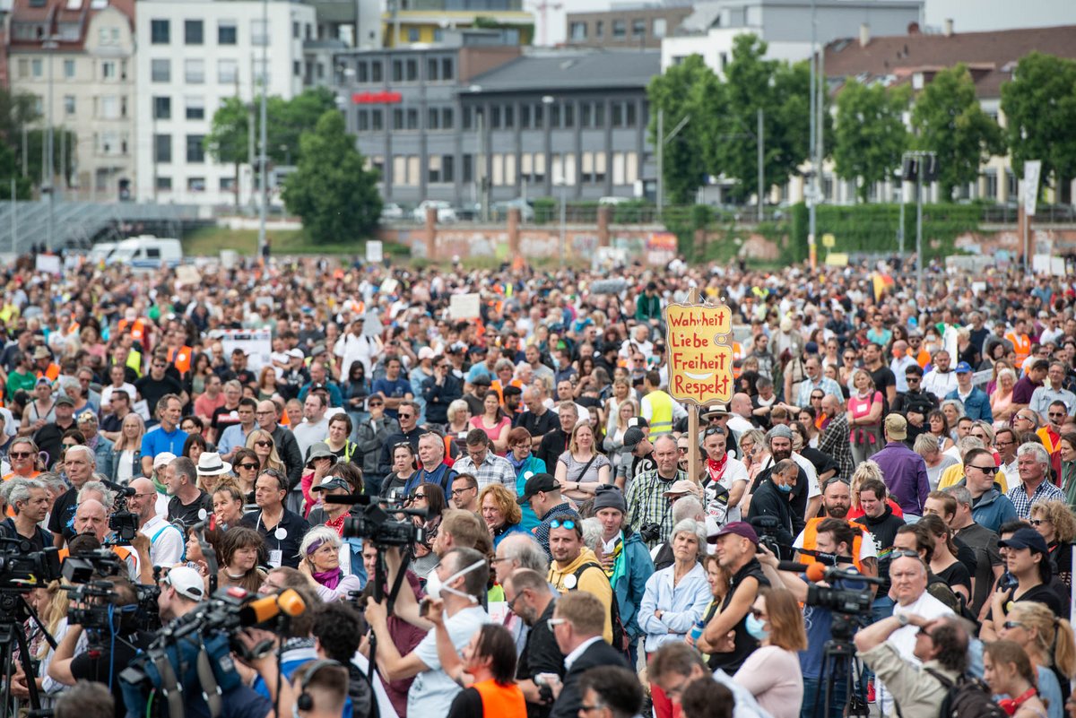 Keine Krise ohne Massenwahn: Mitten in einer Pandemie demonstrierten Tausende Menschen in Stuttgart. Foto: Jens Volle 
