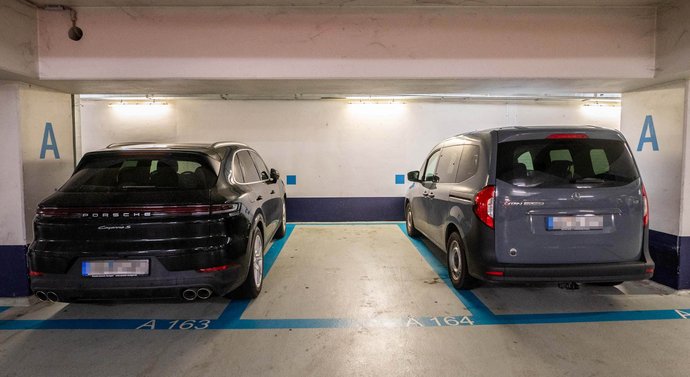 Zwei, wo eigentlich drei hinsollten: ein Porsche und ein Mercedes in der Stuttgarter Schillergarage. Foto: Jens Volle Zwei, wo eigentlich drei hinsollten: ein Porsche und ein Mercedes in der Stuttgarter Schillergarage. Foto: Jens Volle