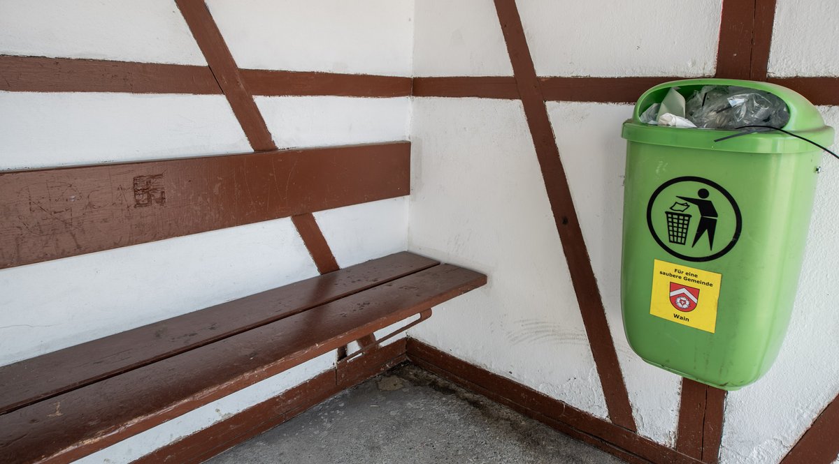 Gegenüber ein Hakenkreuz am Haltestellenhäuschen.