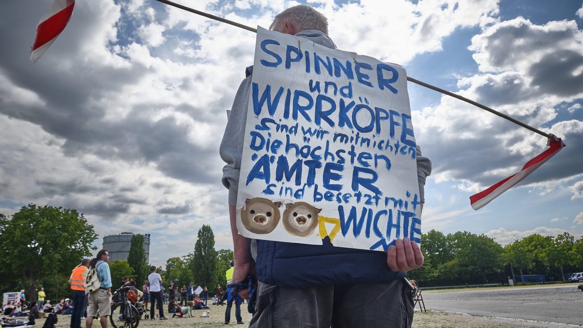 Wen er wohl wählt? Foto: Joachim E. Röttgers