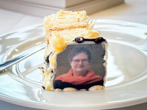 Wenn das keine Ehre ist: Torte mit Breymaier. Foto: Redaktion Wenn das keine Ehre ist: Torte mit Breymaier. Foto: Redaktion