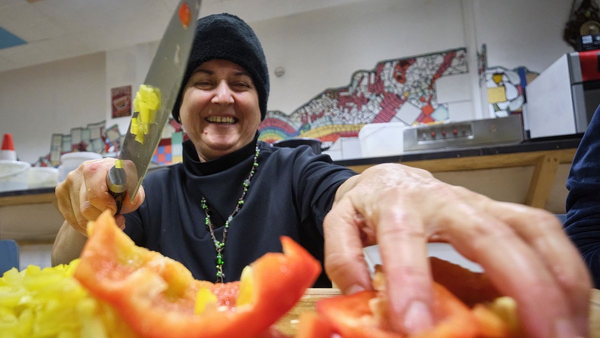 Firdes kümmert sich um die Paprika, ...