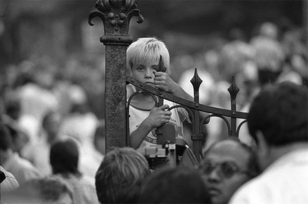 Ungarn, 10. August 1989: Ein Flüchtlingskind ist auf das Eingangstor des Flüchtlingslagers "Budapest-Zugliget" geklettert. Im Sommer 1989 lebten bis zur Öffnung der Grenze am 10.09.1989 rund 40 000 DDR-Bürger in den drei Flüchtlingslagern "Budapest-Z
