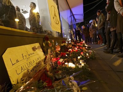 Viele Stuttgarter haben am Montag Blumen vor dem Institut niedergelegt. Foto: Joachim E. Röttgers