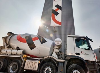 Inhalt klimaschädlich: Betonmischer vor dem Holcim-Werk in Stuttgart. Foto: Joachim E. Röttgers