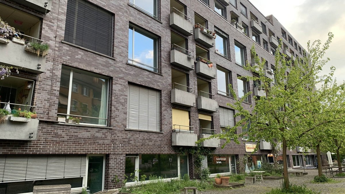 Oder der Hardturm, ein mächtiger Riegel mit Dachterrasse und dunkler Ziegelfassade. Foto: Kraftwerk1