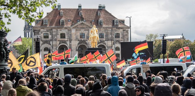 Flaggen der Identitären Bewegung (schwarz-gelb) auf einer Pegida-Kundgebung. Foto: Jens Volle. 