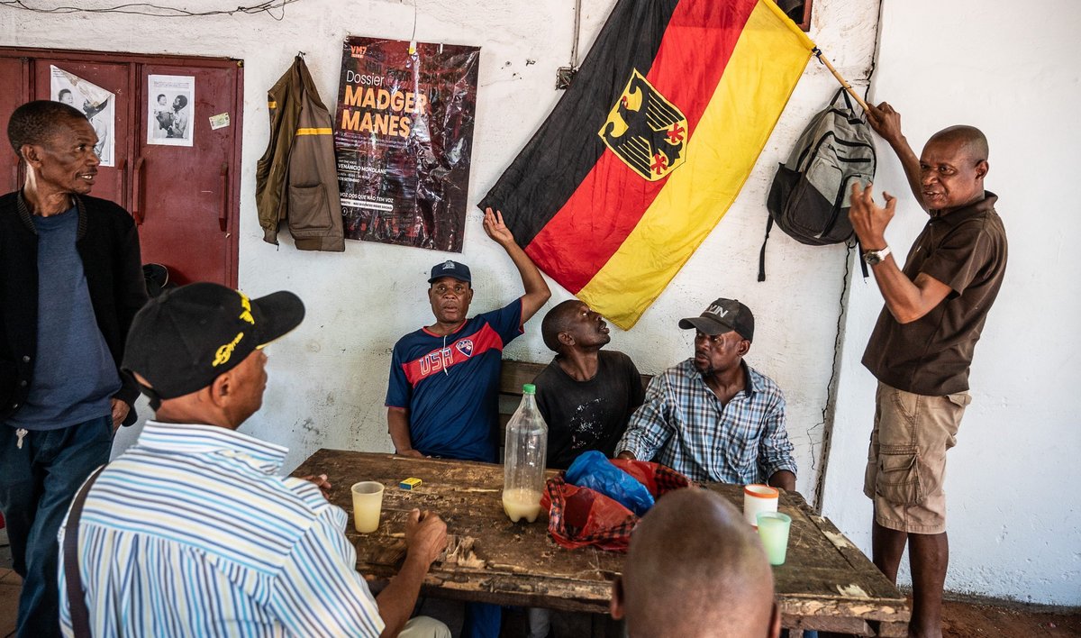 Quasi ein Stammtisch, jeden Mittwochvormittag, unter der Flagge der Bundesrepublik Deutschland.