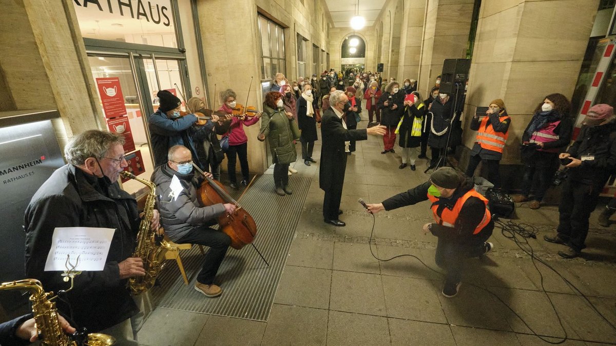 Das improvisierte Orchester spielt die "Ode an die Freude".