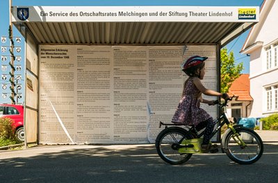 Aufgelesen an einer Bushaltestelle in Melchingen: Erklärung der Menschenrechte und Artikel 1 des Grundgesetzes.
