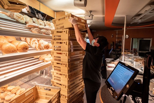 Andrea Goudas muss sich strecken für das tägliche Brot.