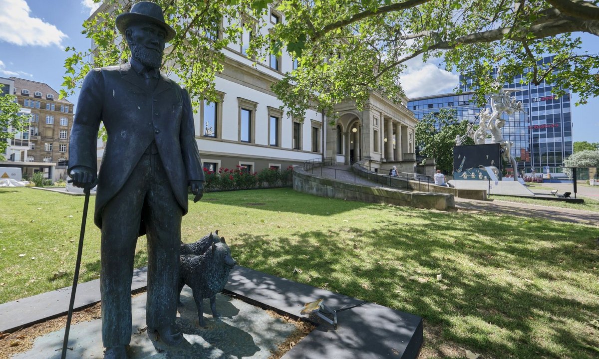 In einer Ecke des Gartens tummelt sich auch Wilhelm II., der letzte König von Württemberg, mit seinen Spitzen.