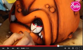 Kürbistorte zu Halloween. Screenshot: Youtube