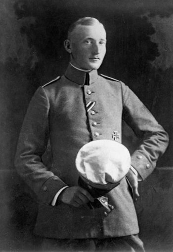 Albert Leo Schlageter in Uniform mit Eisernem Kreuz, um 1918. Foto: Bundesarchiv, Bild 183-J27290, CC-BY-SA 3.0, wikimedia.org