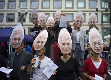 Löschs Bürgerchor singt in Geißler-Masken. Foto: Joachim E. Röttgers