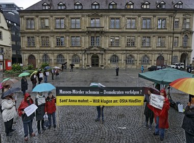 "Wir klagen an: OstA Häußler" – Mahnwache auf dem Stuttgarter Schillerplatz. Foto: Joachim E. Röttgers