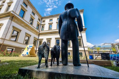 Der arme König wurde ins Abseits gestellt.