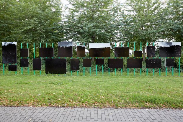 Zerstört: Am 4. August beschmierten Unbekannte die Bildtafeln mit Teer. Foto: Hendrik Pupat