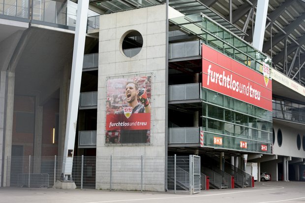 Alt, abgegriffen, fragwürdig: Das neue Motto des VfB am Stadion. Foto: Benny Ulmer