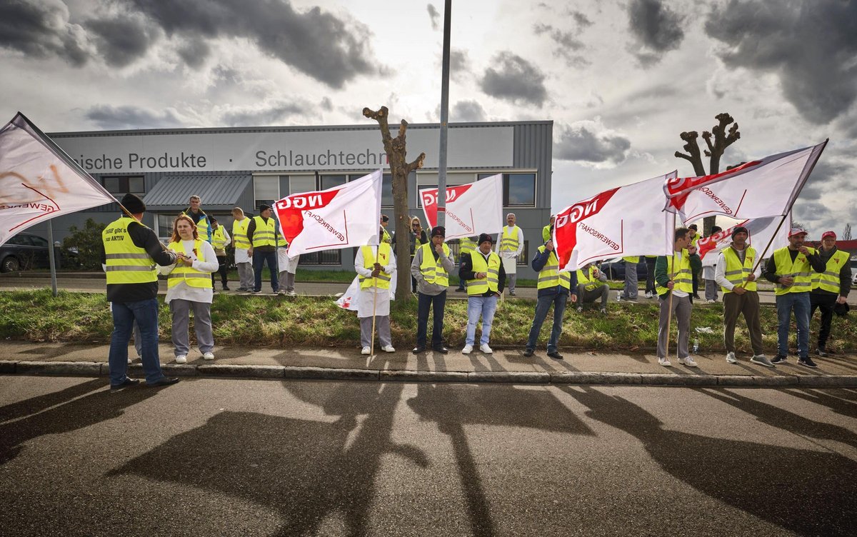 Am 30.3.2023 ging's zu Bäcker:innen nach Reutlingen: Warnstreik vor der Marktbäckerei der Edeka-Gruppe.