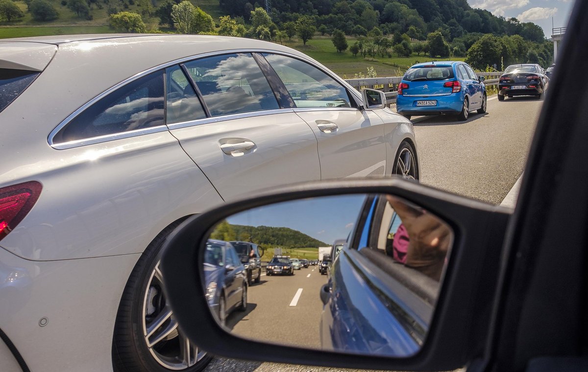 Gemeinsam im Stau stehen macht mehr Spaß, als alleine auf die Bahn warten. Foto: Joachim E. Röttgers