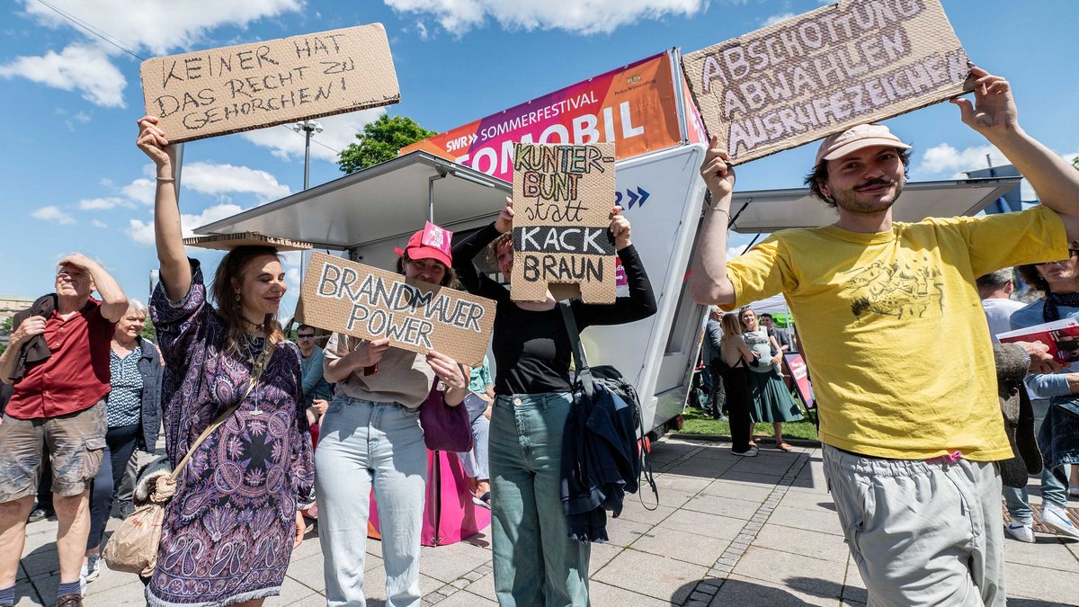 Brandmauer beschwören und Abschottung abwählen beim "Fest gegen rechts" auf dem Stuttgarter Schlossplatz, Mai 2024. Foto: Jens Volle