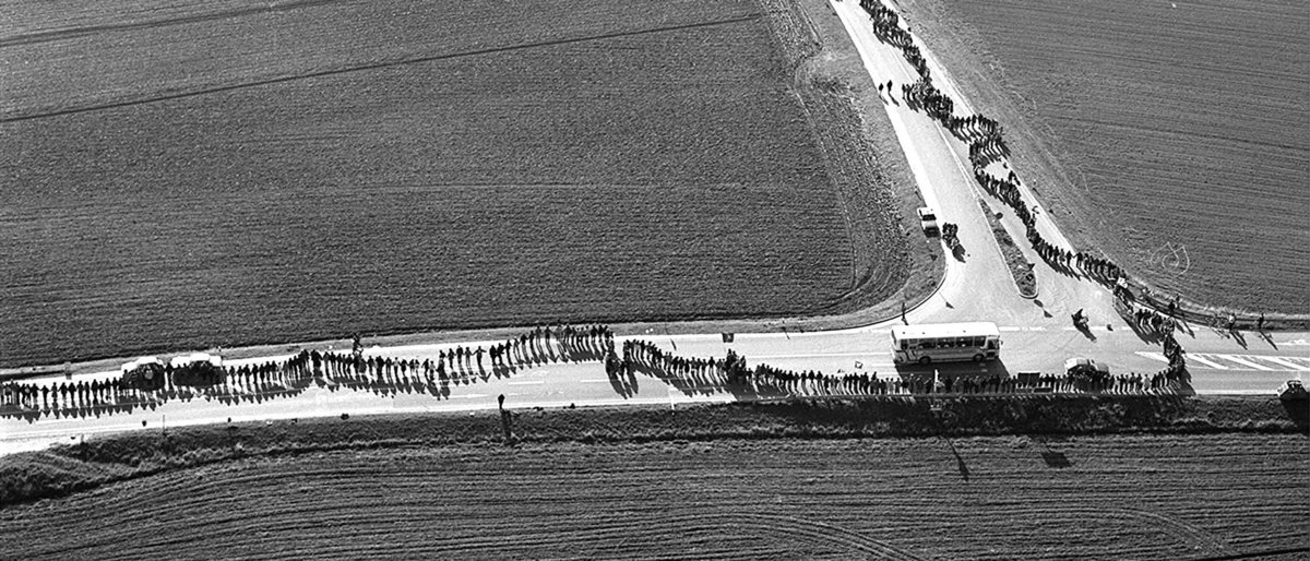 Geschätzte 400.000 Menschen kamen 1983 zur Menschenkette, hier auf der Schwäbischen Alb. Foto: Manfred Grohe