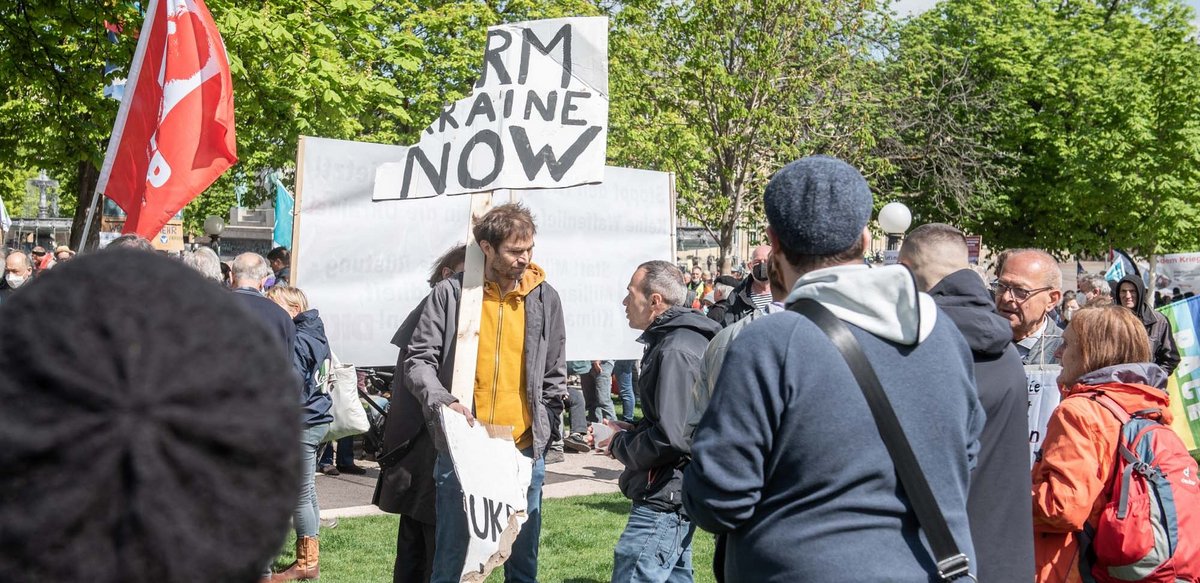 "Arm Ukraine now": Das Plakat dieses Demonstranten hat den Tag nicht überstanden. Fotos: Jens Volle