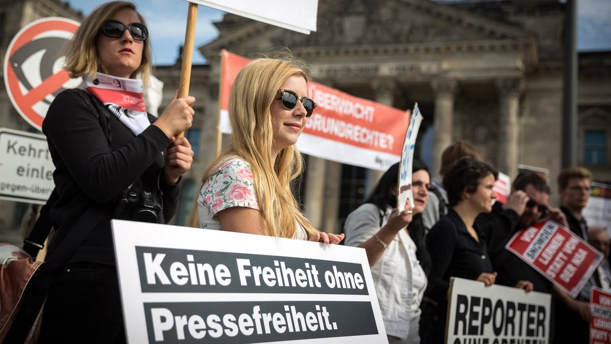 Einstehen für Grundrechte: hier für die Pressefreiheit bei einer Demo in Berlin, September 2016. Foto: Gordon Welters