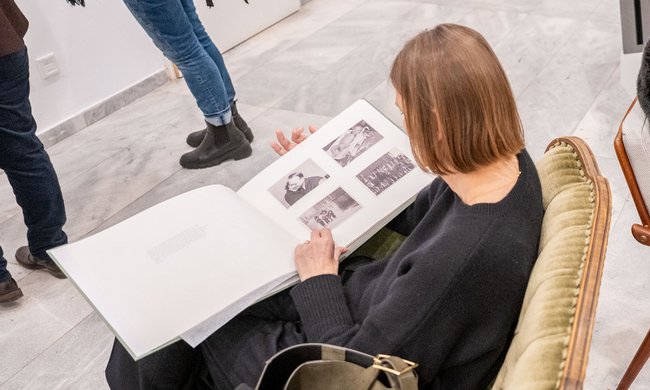 In der Ausstellung zeigen Fotoalben Impressionen aus dem Camp. Foto: Jens Volle