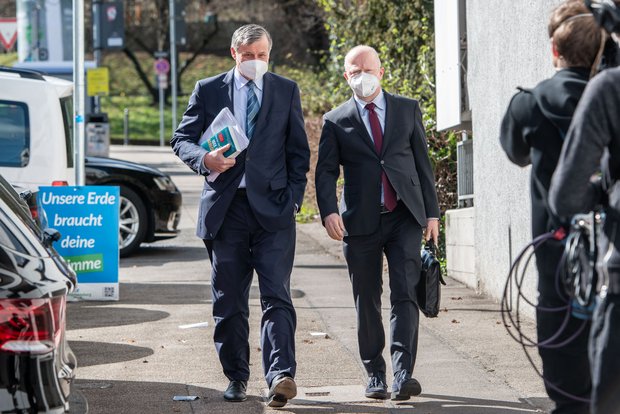 Die FDP-Hauptverhandler Hans-Ulrich Rülke und Michael Theurer (rechts) auf dem Weg zu den Sondierungen. Foto: Jens Volle Die FDP-Hauptverhandler Hans-Ulrich Rülke und Michael Theurer (rechts) auf dem Weg zu den Sondierungen. Foto: Jens Volle