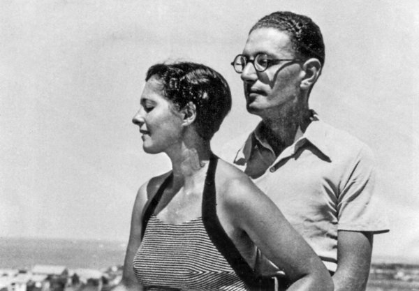Erna und Alfred Moos auf der Terrasse ihres Hauses in Tel Aviv, ca. 1936. Foto: Archiv DZOK, A 5566 Erna und Alfred Moos auf der Terrasse ihres Hauses in Tel Aviv, ca. 1936. Foto: Archiv DZOK, A 5566